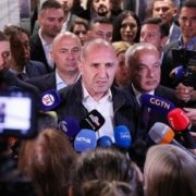 Rumen Radev parla ai giornalisti dopo la vittoria alle elezioni parlamentari bulgare del 19 aprile 2026