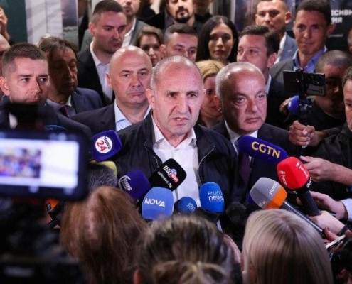 Rumen Radev parla ai giornalisti dopo la vittoria alle elezioni parlamentari bulgare del 19 aprile 2026