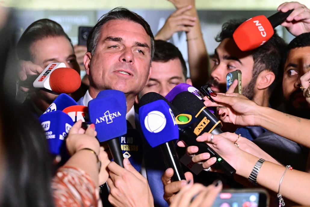 Flávio Bolsonaro circondato dai microfoni dei giornalisti