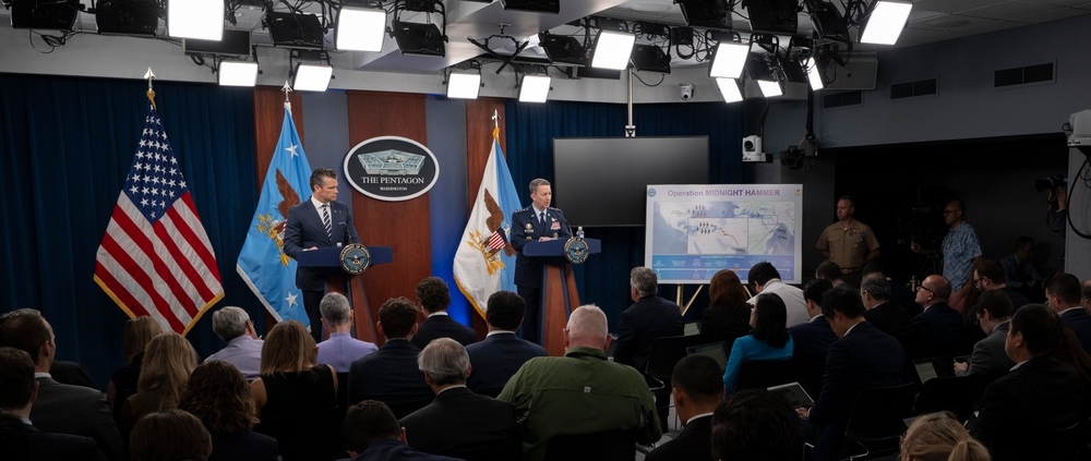 Il Segretario alla Difesa Pete Hegseth conduce un briefing stampa al Pentagono, 22 giugno 2025 (DoD photo by PO1 Alexander Kubitza)