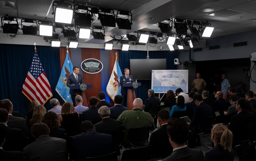 Il Segretario alla Difesa Pete Hegseth conduce un briefing stampa al Pentagono, 22 giugno 2025 (DoD photo by PO1 Alexander Kubitza)