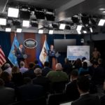 Il Pentagono di Trump: fedeli al capo, non alla Costituzione Il Segretario alla Difesa Pete Hegseth conduce un briefing stampa al Pentagono, 22 giugno 2025 (DoD photo by PO1 Alexander Kubitza)