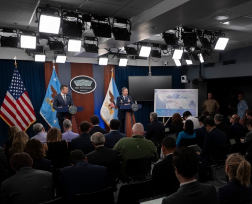 Il Segretario alla Difesa Pete Hegseth conduce un briefing stampa al Pentagono, 22 giugno 2025 (DoD photo by PO1 Alexander Kubitza)
