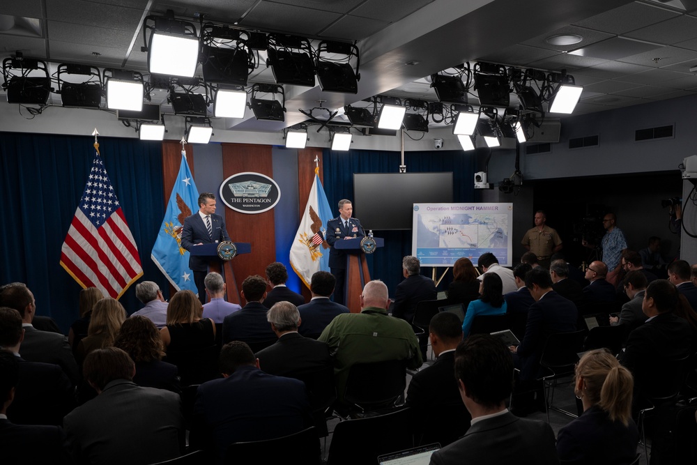 Il Segretario alla Difesa Pete Hegseth conduce un briefing stampa al Pentagono, 22 giugno 2025