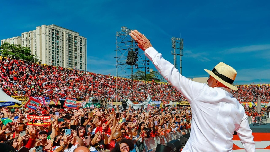 Lula saluta la folla allo stadio di São Bernardo do Campo all'apertura della campagna elettorale