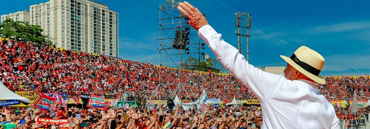 Lula saluta la folla allo stadio di São Bernardo do Campo all'apertura della campagna elettorale