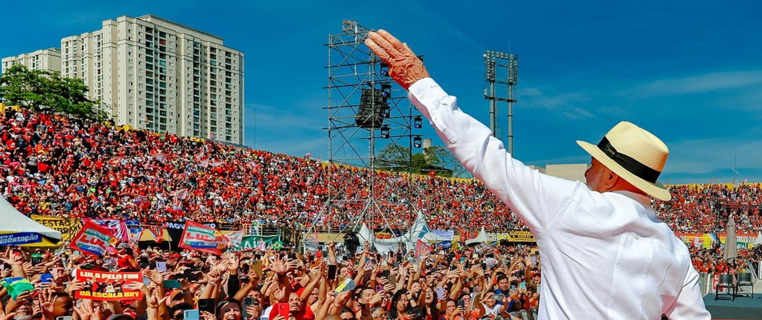 Lula saluta la folla allo stadio di São Bernardo do Campo all'apertura della campagna elettorale