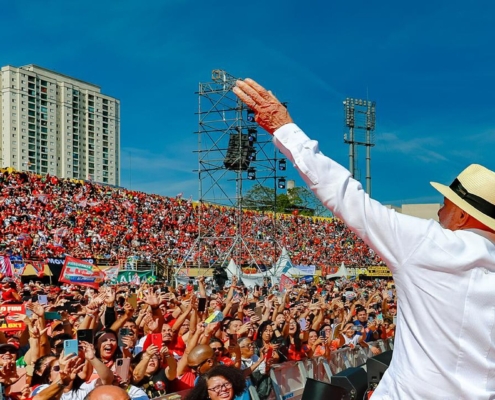 Lula saluta la folla allo stadio di São Bernardo do Campo all'apertura della campagna elettorale