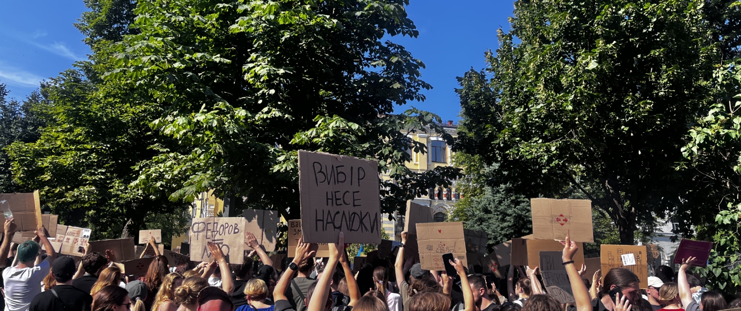 Manifestanti a Kyiv con cartelli di cartone, tra cui «la scelta porta conseguenze», durante le proteste per la reintegrazione di Mykhailo Fedorov, 16 luglio 2026