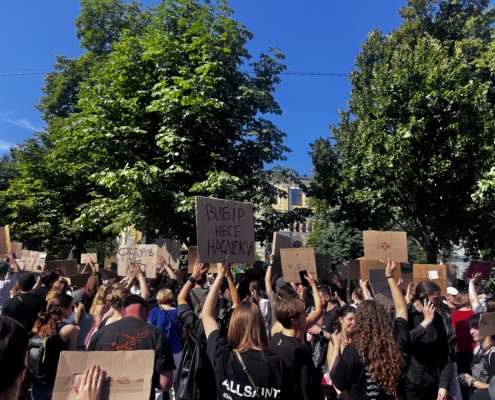 Manifestanti a Kyiv con cartelli di cartone, tra cui «la scelta porta conseguenze», durante le proteste per la reintegrazione di Mykhailo Fedorov, 16 luglio 2026