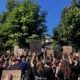 Manifestanti a Kyiv con cartelli di cartone, tra cui «la scelta porta conseguenze», durante le proteste per la reintegrazione di Mykhailo Fedorov, 16 luglio 2026