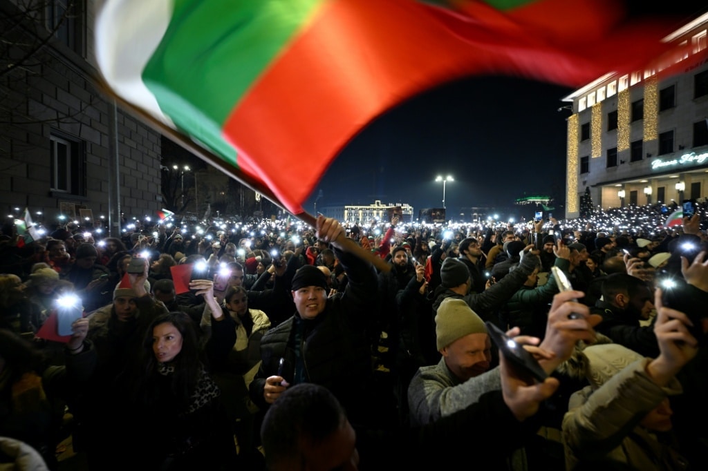 Manifestanti in piazza a Sofia durante le proteste anticorruzione che hanno portato alle dimissioni del governo bulgaro