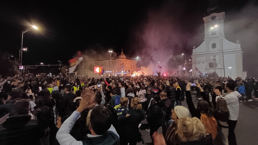 Folla notturna con fumogeni a Stara Pazova che accoglie gli studenti in marcia da Novi Sad a Belgrado